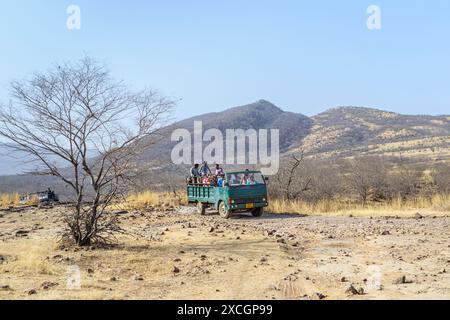 Ein überfülltes 20-Sitzer-Galopp-Safari-Fahrzeug voller Wildbeobachter im Ranthambore-Nationalpark, Rajasthan, Nordindien Stockfoto