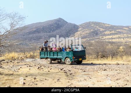 Ein überfülltes 20-Sitzer-Galopp-Safari-Fahrzeug voller Wildbeobachter im Ranthambore-Nationalpark, Rajasthan, Nordindien Stockfoto