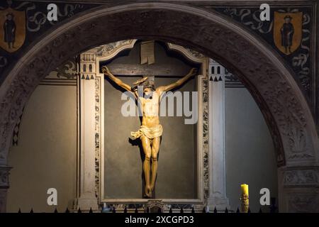 Holzkreuz aus dem 15. Jahrhundert in der Cappella del Crocifisso (Kapelle des Kreuzes), dem ältesten Teil der Kirche, im rechten Seitenschiff der gotischen Basilika di Stockfoto