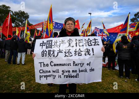 Ein Demonstrant sah, wie er während der Demonstration eine Plakette mit der Aufschrift "die Kommunistische Partei Chinas wird mir das Eigentum zurückgeben, das sie ausgeraubt hat" hielt. Tibeter, Uiguren, Hongkonger und chinesische Demonstranten versammelten sich zu einer Demonstration auf dem Rasen vor dem Parlamentsgebäude in Canberra während des Besuchs des chinesischen Premierministers Li Qiang in Australien am 17. Juni. Die Demonstranten beschuldigten die chinesische Regierung, Gräueltaten gegen Menschen in Tibet, Hongkong, Ostturkistan und Festlandchina begangen zu haben. Die Demonstranten hatten Kämpfe und Streitigkeiten mit den chinesischen Patrioten, die auch auf dem Rasen waren und den Premierminister begrüßten. (Ph Stockfoto