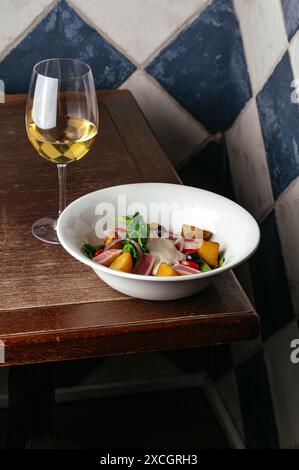 Salat mit gegrilltem frischem Thunfisch Stockfoto