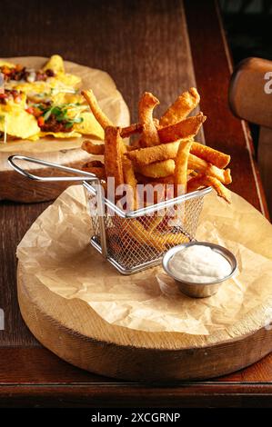 Gegrillter Käse mit Gewürzen. Biervorspeise Stockfoto