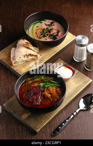 Ungarische Nationalsuppe in einer Schüssel. Restaurantmenü Stockfoto