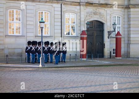 KOPENHAGEN, DÄNEMARK - 28. OKTOBER 2014: Wachleute im Schloss Amalienborg, Kopenhagen vor dem Gebäude Stockfoto