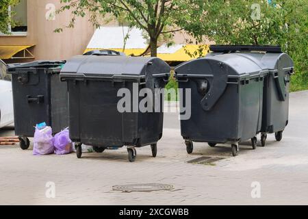 Müllcontainer sind voll mit Müll in der Stadt. Müllabfälle sind Müllhalden. Kunststoffkisten mit Müll aus Abfall. Stockfoto