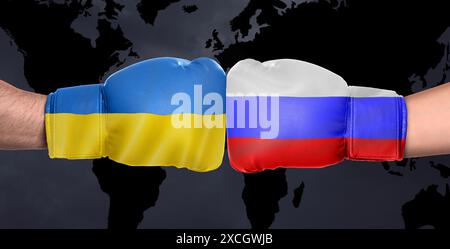 Politischer Konflikt, Bannerdesign. Männer in Boxhandschuhen mit Fahnen Russlands und der Ukraine kämpfen gegen die Weltkarte, Nahaufnahme Stockfoto