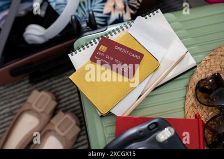 Koffer, Kleidung, Reisepass und Kreditkarte bereit für die Reise Stockfoto