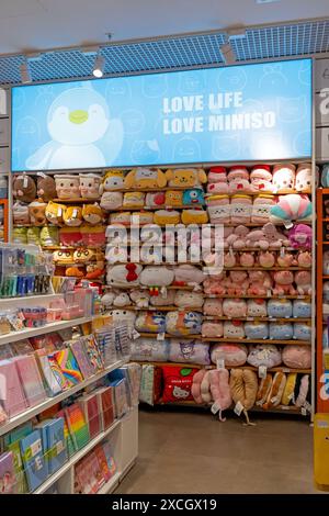 Moderne, stilvolle Designerwaren, Accessoires, Spielzeug in den Regalen des Geschäfts. Innenraum des Markenladens Miniso. Minsk, Weißrussland - 29. Mai 2024 Stockfoto