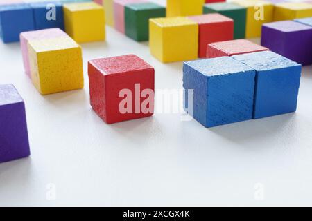 Abstrakte Komplexstruktur farbiger Würfel. Wahlkonzept in Labyrinth und Varietät. Stockfoto