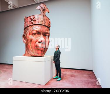 London, Großbritannien. Juni 2024. Personal mit 'Ruin eines Riesen (König Tubby), 2024. „Tavares Strachan: There Is Light Somewhere“ wird am 18. Juni in der Hayward Gallery gezeigt. 1. September und zeigt einen Querschnitt des Werkes des Künstlers während seiner Karriere. Quelle: Imageplotter/Alamy Live News Stockfoto