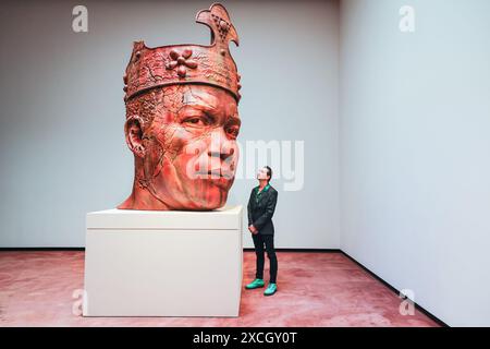 London, Großbritannien. Juni 2024. Personal mit 'Ruin eines Riesen (König Tubby), 2024. „Tavares Strachan: There Is Light Somewhere“ wird am 18. Juni in der Hayward Gallery gezeigt. 1. September und zeigt einen Querschnitt des Werkes des Künstlers während seiner Karriere. Quelle: Imageplotter/Alamy Live News Stockfoto