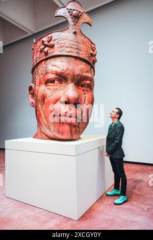 London, Großbritannien. Juni 2024. Personal mit 'Ruin eines Riesen (König Tubby), 2024. „Tavares Strachan: There Is Light Somewhere“ wird am 18. Juni in der Hayward Gallery gezeigt. 1. September und zeigt einen Querschnitt des Werkes des Künstlers während seiner Karriere. Quelle: Imageplotter/Alamy Live News Stockfoto