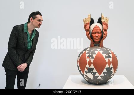 London, Großbritannien. Juni 2024. Mitarbeiter mit „Innerer Ältester“ (Nina Simone als Königin von Saba), 2023. „Tavares Strachan: There Is Light Somewhere“ wird am 18. Juni in der Hayward Gallery gezeigt. 1. September und zeigt einen Querschnitt des Werkes des Künstlers während seiner Karriere. Quelle: Imageplotter/Alamy Live News Stockfoto