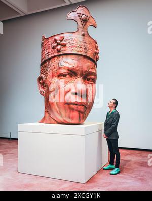 London, Großbritannien. Juni 2024. Personal mit 'Ruin eines Riesen (König Tubby), 2024. „Tavares Strachan: There Is Light Somewhere“ wird am 18. Juni in der Hayward Gallery gezeigt. 1. September und zeigt einen Querschnitt des Werkes des Künstlers während seiner Karriere. Quelle: Imageplotter/Alamy Live News Stockfoto