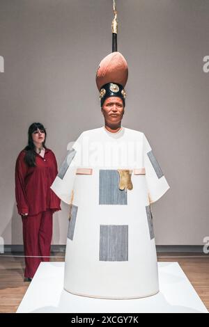 London, Großbritannien. Juni 2024. Mitarbeiter mit „Matthew Henson (Hunter's Shirt with Football and Spear)“, 2023. „Tavares Strachan: There Is Light Somewhere“ wird am 18. Juni in der Hayward Gallery gezeigt. 1. September und zeigt einen Querschnitt des Werkes des Künstlers während seiner Karriere. Quelle: Imageplotter/Alamy Live News Stockfoto
