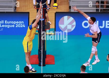 Osijek, Kroatien. Juni 2024. Petar Dirlic (R) aus Kroatien spielt beim Endspiel der Männer zwischen Kroatien und der Ukraine in der CEV Volleyball European Golden League 2024 in Osijek, Kroatien, am 16. Juni 2024. Quelle: Davor Javorovic/PIXSELL über Xinhua/Alamy Live News Stockfoto