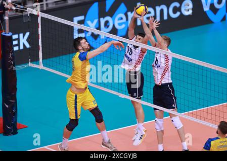 Osijek, Kroatien. Juni 2024. Yurii Semeniuk (L) aus der Ukraine spitzt den Ball beim Endspiel der Männer zwischen Kroatien und der Ukraine in der CEV Volleyball European Golden League 2024 in Osijek, Kroatien, am 16. Juni 2024. Quelle: Davor Javorovic/PIXSELL über Xinhua/Alamy Live News Stockfoto