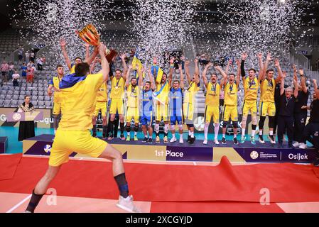 Osijek, Kroatien. Juni 2024. Die Spieler der Ukraine feiern den Sieg bei der Goldmedaillenzeremonie nach dem Endspiel der Männer zwischen Kroatien und der Ukraine in der CEV Volleyball European Golden League 2024 in Osijek, Kroatien, am 16. Juni 2024. Quelle: Davor Javorovic/PIXSELL über Xinhua/Alamy Live News Stockfoto