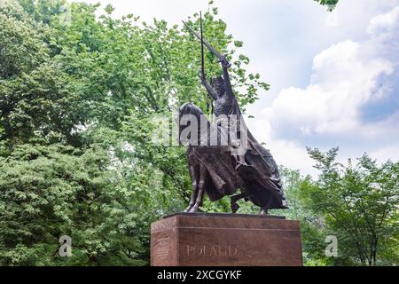 King Jagiello Monument Statue umgeben von üppigem Grün im Central Park, Manhattan Island, New York City Stockfoto