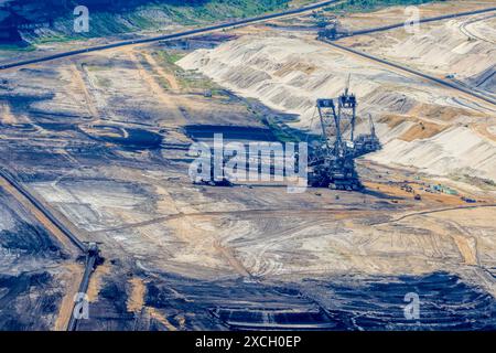 Blick vom Aussichtspunkt Terra Nova 1 auf den Tagebau Hambach, betrieben von der RWE Power AG. Elsdorf, Nordrhein-Westfalen, DEU, Deutschland, 15.06.2024 *** Blick auf den Tagebau Hambach der RWE Power AG Elsdorf, Nordrhein-Westfalen, DEU, Deutschland, 15 06 2024 vom Aussichtspunkt Terra Nova 1 Stockfoto