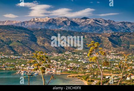 Stadt und Hafen von Souda, in der Nähe von Hania, Lefka Ori (Weiße Berge) in dist, im Mai schneebedeckt, Blick über die Bucht von Souda von der Halbinsel Akrotiri, Kreta, Griechenland Stockfoto