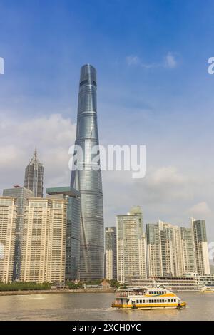 Fähre auf dem Huangpu-Fluss vor dem Shanghai-Turm, China Stockfoto