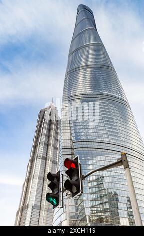 Ampel in Rot und Grün vor den Wolkenkratzern in Shanghai, China Stockfoto