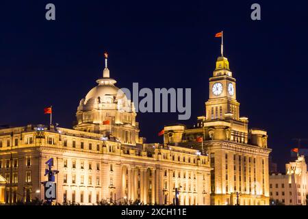 Blaue Stunde über der beleuchteten Bank und den kundenspezifischen Gebäuden in Shanghai, China Stockfoto