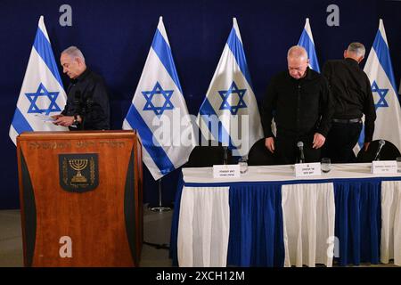(240617) -- TEL AVIV, 17. Juni 2024 (Xinhua) -- Aktenfoto vom 18. November 2023 zeigt den israelischen Premierminister Benjamin Netanjahu (L), den israelischen Verteidigungsminister Yoav Gallant (C), den ehemaligen israelischen Verteidigungsminister und Führer der Partei der Nationalen Einheit Benny Gantz auf einer Pressekonferenz in Tel Aviv, Israel. Israelische Medien berichteten am 17. Juni 2024, dass Premierminister Benjamin Netanjahu dem Sicherheitskabinett Sonntagabend erzählte, dass das am 11. Oktober geschaffene Kriegskabinett offiziell aufgelöst wurde. (JINI/Handout via Xinhua) Stockfoto