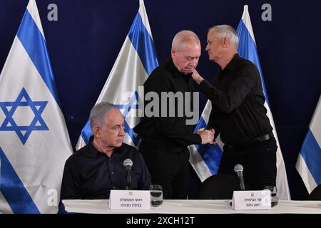 (240617) -- TEL AVIV, 17. Juni 2024 (Xinhua) -- Aktenfoto vom 18. November 2023 zeigt den israelischen Premierminister Benjamin Netanjahu (L), den israelischen Verteidigungsminister Yoav Gallant (C), den ehemaligen israelischen Verteidigungsminister und Führer der Partei der Nationalen Einheit Benny Gantz auf einer Pressekonferenz in Tel Aviv, Israel. Israelische Medien berichteten am 17. Juni 2024, dass Premierminister Benjamin Netanjahu dem Sicherheitskabinett Sonntagabend erzählte, dass das am 11. Oktober geschaffene Kriegskabinett offiziell aufgelöst wurde. (JINI/Handout via Xinhua) Stockfoto