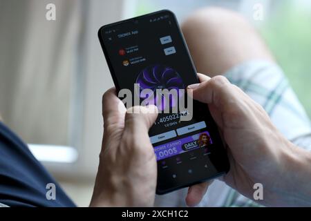 KIEW, UKRAINE - 20. APRIL 2024 Tronix App Telegramm-Bot auf Smartphone-Bildschirm. Tronix App ist ein virales Telegramm-basiertes Krypto-Spiel, mit dem Sie TRX-Token durch die Verwaltung eines virtuellen Krypto-Austauschs verdienen können Stockfoto