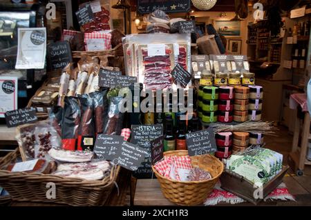 Essen aus Kroatien, kroatischer Stand, Borough Market, Bermondsey, Southwark, London, Vereinigtes Königreich - Olivenöl; Pancetta; Salami, Käse; Schwarzer Schweinekulen; Schweinevorsatz Stockfoto