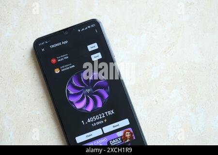 KIEW, UKRAINE - 20. APRIL 2024 Tronix App Telegramm-Bot auf Smartphone-Bildschirm. Tronix App ist ein virales Telegramm-basiertes Krypto-Spiel, mit dem Sie TRX-Token durch die Verwaltung eines virtuellen Krypto-Austauschs verdienen können Stockfoto