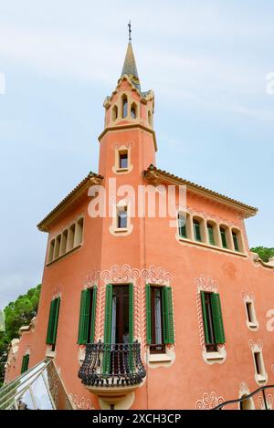 Malerischer Blick auf das Gaudi House Museum im Park Güell in Barcelona, Spanien. Der Park wurde von Antoni Gaudi entworfen. Stockfoto