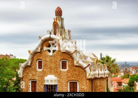 Tolles Gebäude am Eingang zum Park Güell in Barcelona, Spanien. Der Park wurde von Antoni Gaudi entworfen. Stockfoto