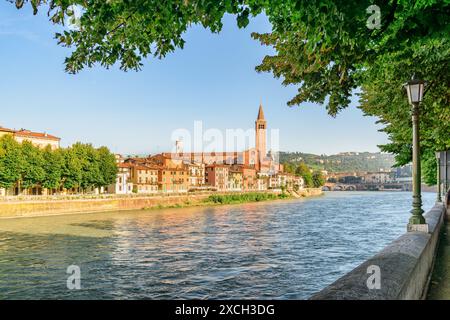 Blick auf das Ufer der Etsch in Verona, Italien. Verona ist ein beliebtes Touristenziel in Europa. Stockfoto