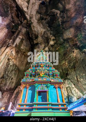Wunderschöner renovierter Hindutempel, im riesigen Inneren des Höhlenkomplexes, aufwändig dekoriert mit blauen, grünen und goldenen Schnitzereien, ein Major Malaysi Stockfoto
