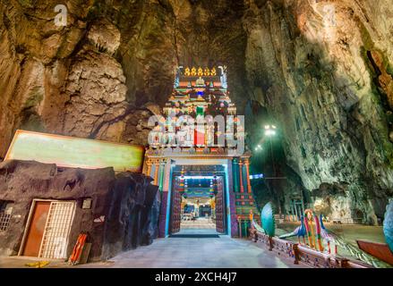 Wunderschön renovierter, reich verzierter Tempel, im riesigen Inneren des Höhlenkomplexes, aufwändig dekoriert mit blauen, grünen und goldenen Schnitzereien, einem großen Malaien Stockfoto