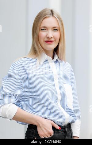 Porträt einer jungen erwachsenen Geschäftsfrau im formellen Outdoorkleid. Glückliche, selbstbewusste Geschäftsfrau weibliche Person. IT-Experte für Finanzmanagement Stockfoto