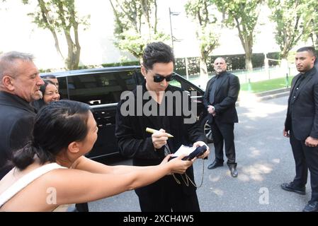 Mailand, Italien. Juni 2024. Der chinesische Schauspieler und Sänger HU GE kommt während der Modenschau GIORGIO ARMANI an, während der Modenwoche Frühjahr/Sommer 2025 (Foto: © Ervin Shulku/ZUMA Press Wire) NUR zur REDAKTIONELLEN VERWENDUNG! Nicht für kommerzielle ZWECKE! Stockfoto