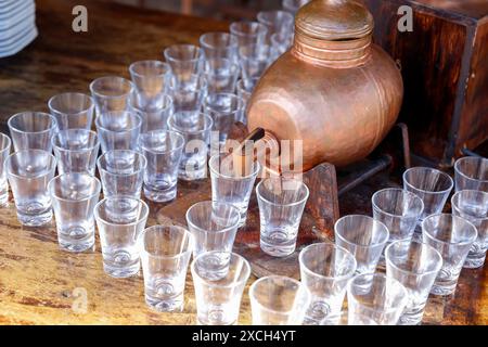 Flasche mit Cachaca und mehreren kleinen Gläsern - brasilianisches alkoholisches Getränk Stockfoto