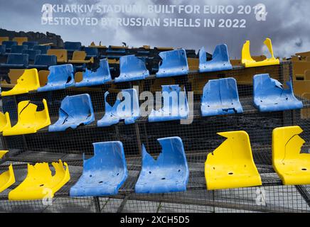 München, Deutschland. Juni 2024. Bei einer Kundgebung auf dem Wittelsbacherplatz werden Fußballsitze aus dem Stadion in Charkiw (Ukraine) aufgestellt, das durch russische Angriffe zerstört wurde. Das Stadion in Charkiw war Austragungsort der Euro 2012. Quelle: Sven Hoppe/dpa/Alamy Live News Stockfoto