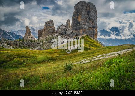 Wunderschöne grüne Wiese und Wanderwege rund um die Klippen der Cinque Torri, Dolomiten, Italien, Europa Stockfoto