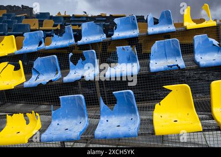 München, Deutschland. Juni 2024. Bei einer Kundgebung auf dem Wittelsbacherplatz werden Fußballsitze aus dem Stadion in Charkiw (Ukraine) aufgestellt, das durch russische Angriffe zerstört wurde. Das Stadion in Charkiw war Austragungsort der Euro 2012. Quelle: Sven Hoppe/dpa/Alamy Live News Stockfoto