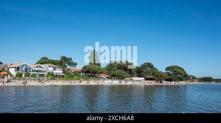 Andernos-les-Bains, Frankreich - 09. Mai 2024: Der zentrale Strand des kleinen Badeortes an der Bucht von Arcachon im Sommer Stockfoto