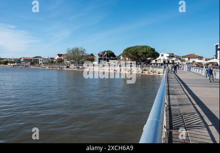 Andernos-les-Bains, Frankreich - 09. Mai 2024: Der zentrale Strand des kleinen Badeortes an der Bucht von Arcachon im Sommer Stockfoto