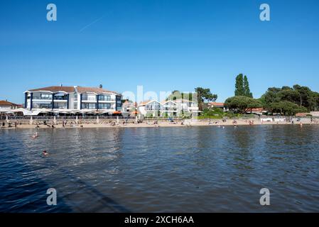 Andernos-les-Bains, Frankreich - 09. Mai 2024: Der zentrale Strand des kleinen Badeortes an der Bucht von Arcachon im Sommer Stockfoto