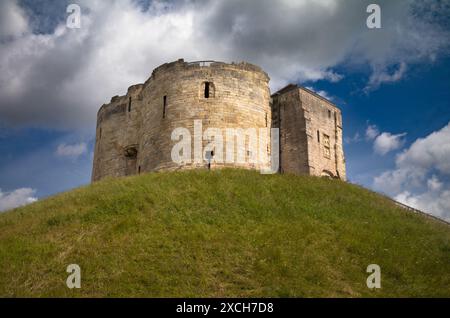 Treppen zum Clifford's Tower in York, North Yorkshire, Großbritannien, einer normannischen Burg aus dem 11. Jahrhundert, die ursprünglich gebaut wurde, um den rebellischen Norden zu kontrollieren Stockfoto