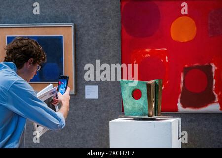 London, Großbritannien. Juni 2024. Dame Barbara Hepworth, Maquette für Walk-in, EST £120.000 - £180.000 vor Patrick Heron, 5 SCHEIBEN IN ROT : MÄRZ 1964, EST £60.000 - £80.000 - die Höhepunkte des Modern British & Irish Art Sale in Bonhams, New Bond Street. Die Saleis am 19. Juni. Guy Bell/Alamy Live News Stockfoto