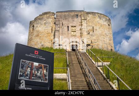 Treppen zum Clifford's Tower in York, North Yorkshire, Großbritannien, einer normannischen Burg aus dem 11. Jahrhundert, die ursprünglich gebaut wurde, um den rebellischen Norden zu kontrollieren Stockfoto